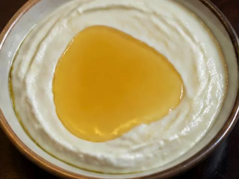 عسل وقشطة — Honey & Cream